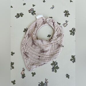 Main Sauvage Muslin Bib - Rabbits
